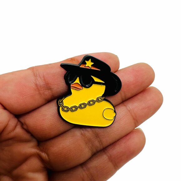 🤩Pin Cartoon Geometric Little Yellow Duck Wearing A Hat Metal Brooch Cowboy Hat - Picture 2 of 6